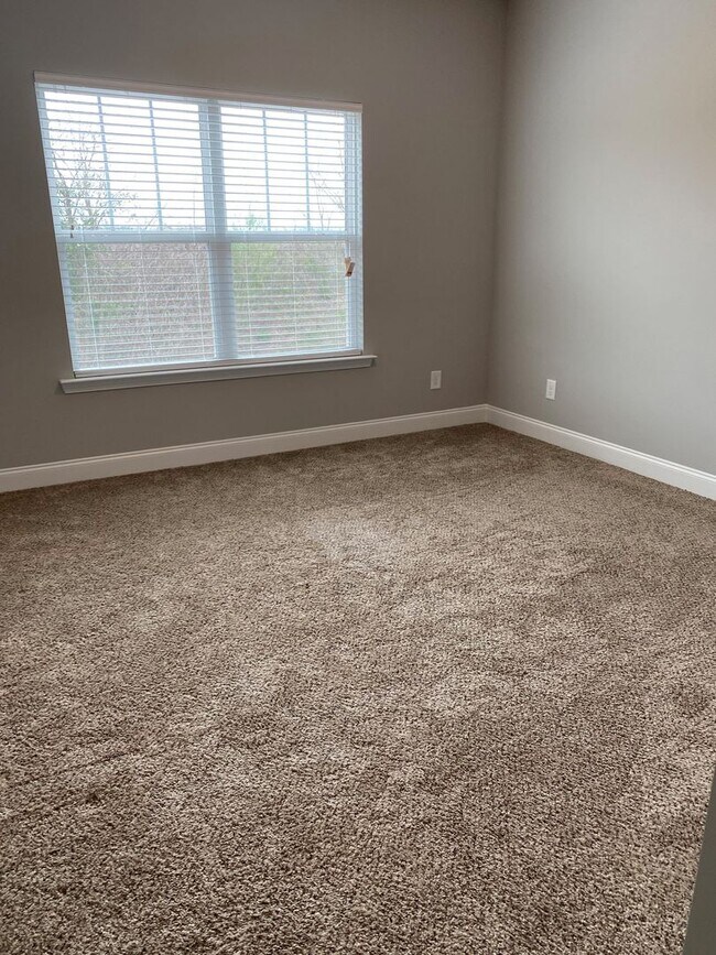 Building Photo - Spacious 5-Bedroom Home with Open Foyer - Move-In Ready! **Close to Fort Gordon, Hospitals, and I...