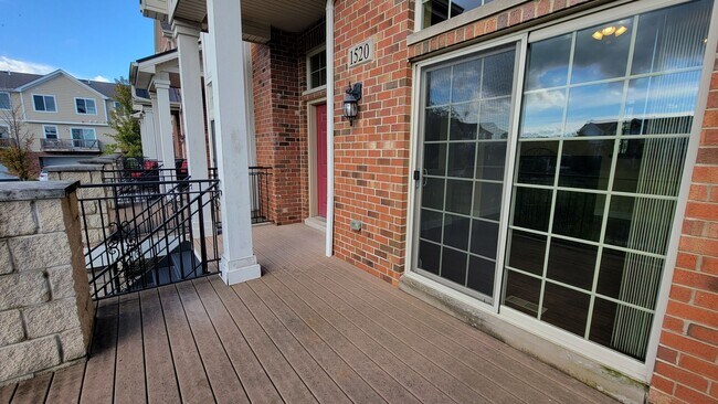 Building Photo - STUNNING LUXURY TOWNHOME 3 BEDROOM, 2 FULL...