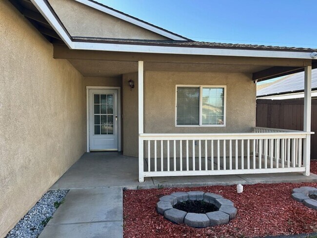 Building Photo - Please contact Vaughn Realty to set up an appointment, 760-446-6561