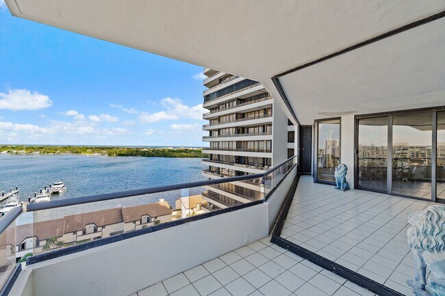 Building Photo - 100 Lakeshore Dr