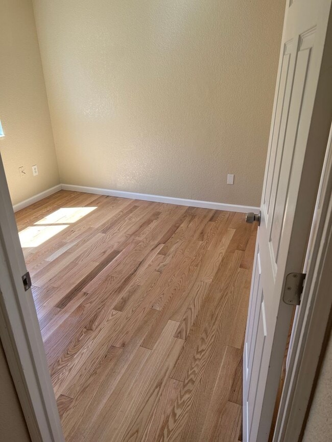 Building Photo - Great 3 Bedroom 2 Bath unit