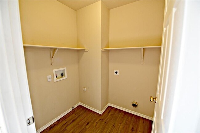 Building Photo - 105 Mesa Dr