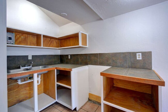 Building Photo - 399 1/2 N Laurel St-