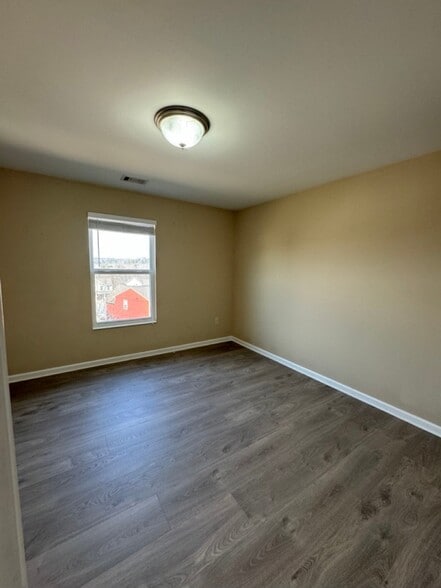 Building Photo - 1620 Shire Village Dr