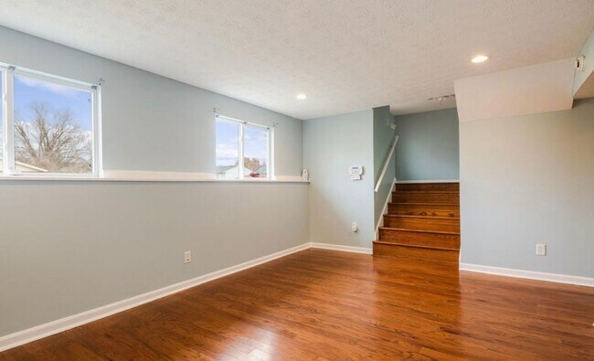 Building Photo - Newly Renovated Hillview Bi-Level! ASK US ABOUT OUR LONG-TERM LEASE SPECIAL TODAY!