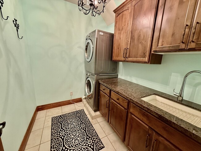 Building Photo - 6819 S Greenfield Way