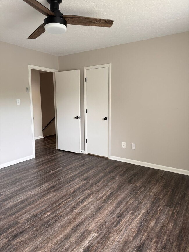 Building Photo - 2 Bedroom || 1.5 Bathroom Townhouse