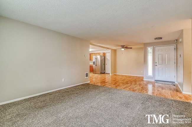 Building Photo - Large Ranch-style home with 3 Bed 2 Bath i...