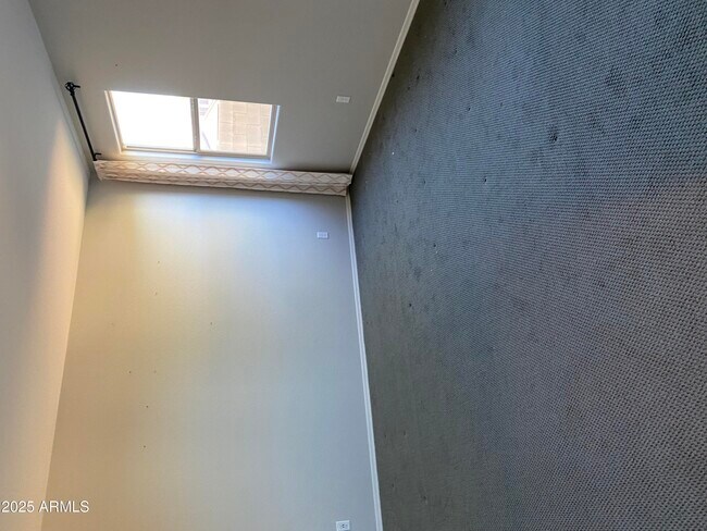 Building Photo - 2909 N Rosewood Ave