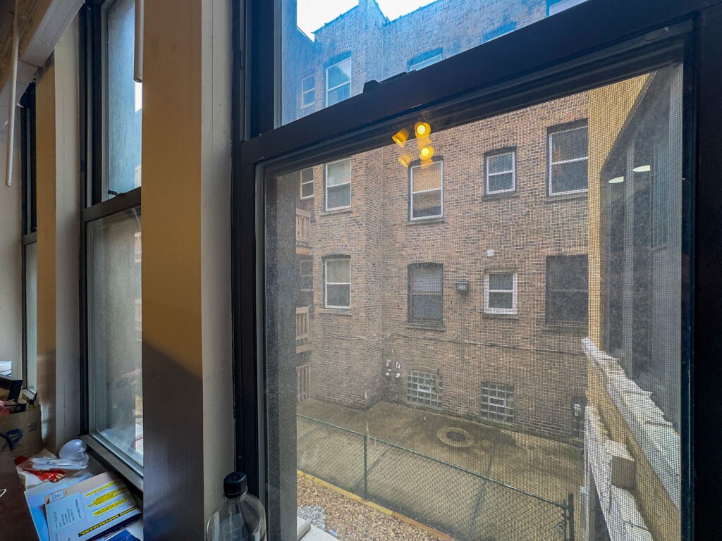Building Photo - 816 W Cornelia Ave