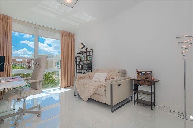 Building Photo - 2000 N Bayshore Dr