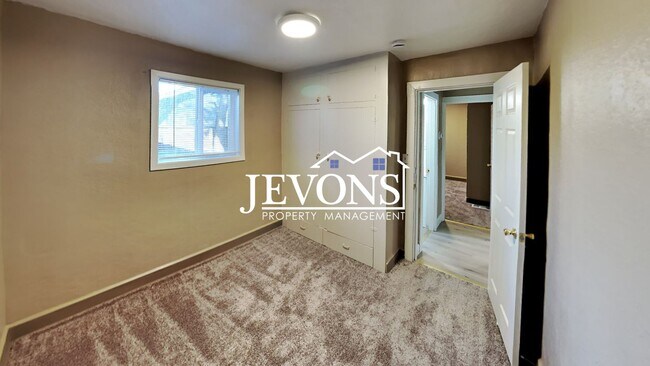 Building Photo - 812 S 10th Ave