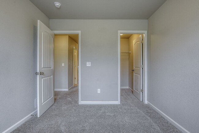 Building Photo - Beautiful Townhome!