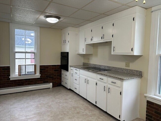 Building Photo - Welcome to this Single Family Home in Lowe...