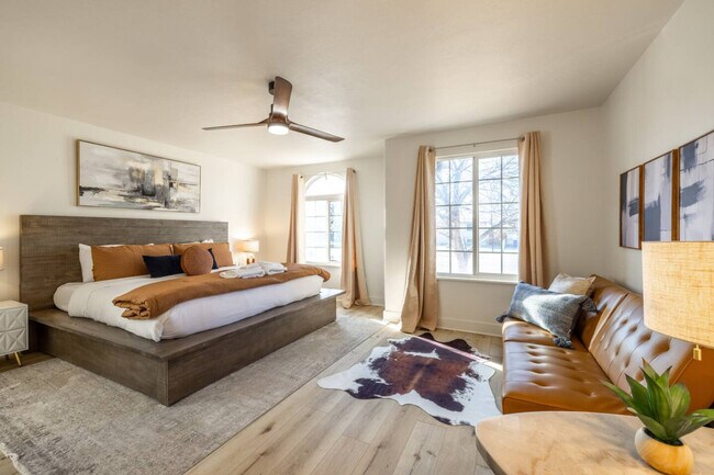 Building Photo - 1157 E Sego Lily Dr