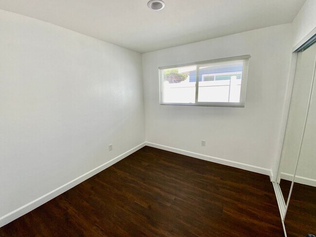 Building Photo - 3 bd/2ba Cottage with alley Access