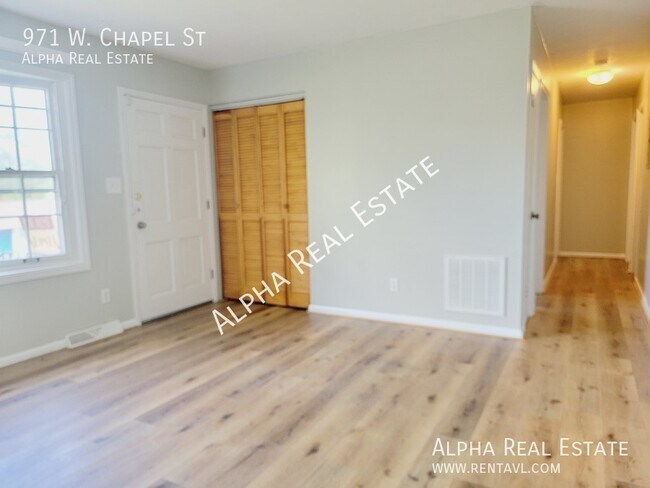 Building Photo - Pet friendly home with level fenced back y...