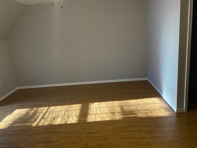 Room 1 - 2008 Countryhill Ln