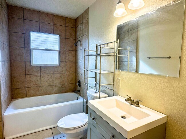 Building Photo - Charming 3/1 for Summer 2025 PreLease!