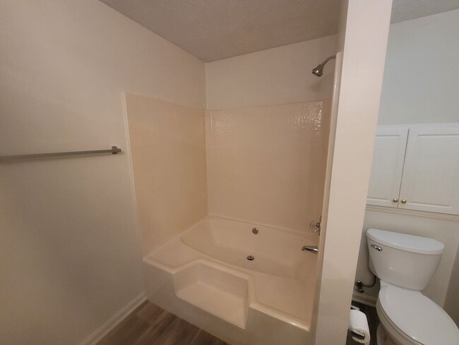 Building Photo - 2 bedroom Ground Floor!