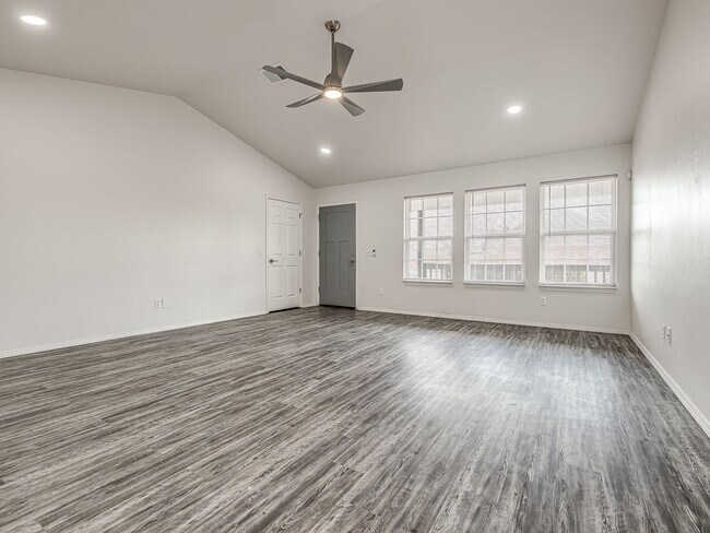 Building Photo - Beautiful remodeled home in Edmond + 4 bedrooms + 2 bathrooms + Valencia Neighborhood