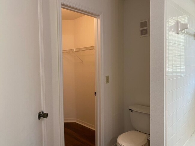 Building Photo - Stylish 2 Bed, 2 Bath Condo with New Vinyl...