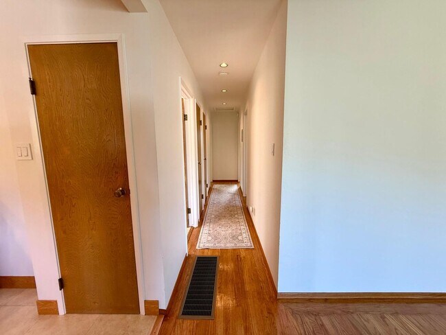 Building Photo - THREE BED / TWO BATH SINGLE LEVEL TERRA LINDA HOME WITH FAMILY ROOM AND A/C