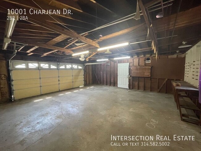 Building Photo - 10001 Charjean Dr