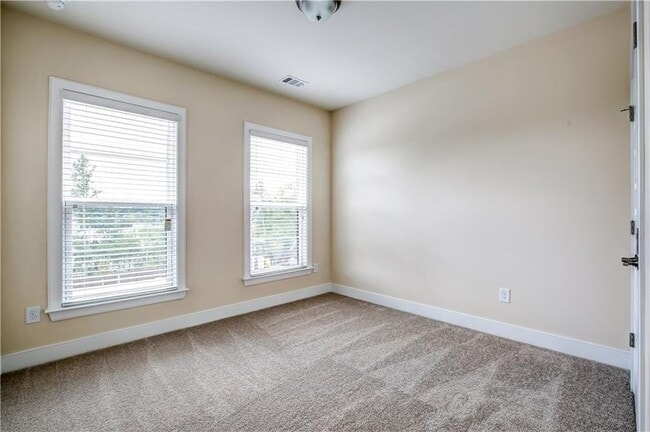 Building Photo - 827 Stone Ridge Ln NE