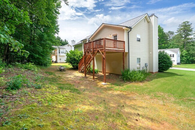 Building Photo - SPACIOUS 3 BED /2 BATH HOME