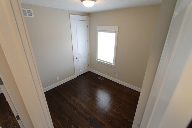 Building Photo - Large 3 bedroom 2.5 bath remodeled home! L...