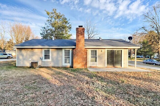 Building Photo - Charmingly Updated 3BD/2BA Ranch Home in Birnam Woods!