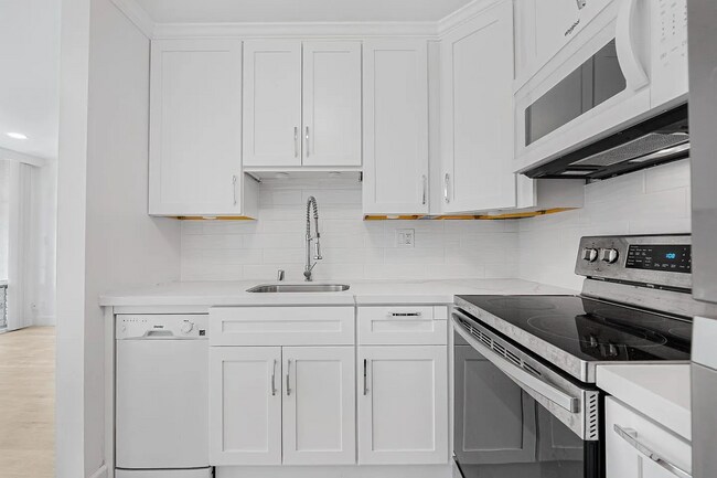 Building Photo - Welcome home to your beautiful starter hom...