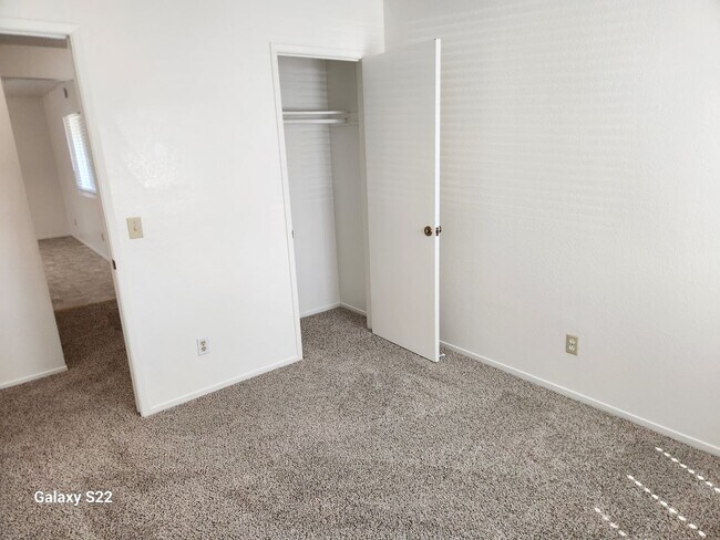 Building Photo - Bright and Cheery 4 bedroom, 2 bathroom ho...