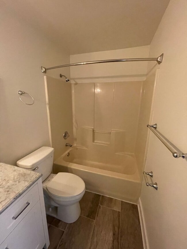 Building Photo - 2 bedroom, 2 bath condo near Greenwood.