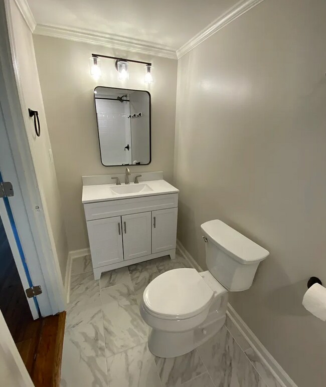 Building Photo - Renovated 3/1 Available Near Downtown Greenville!