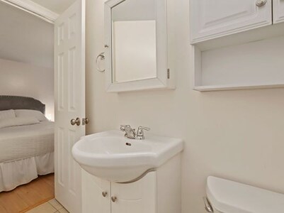 Building Photo - 806 W George St