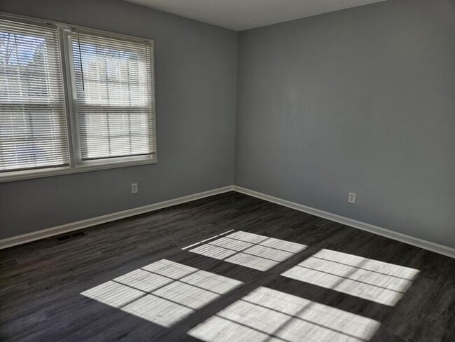 Building Photo - 410 Desmond Dr