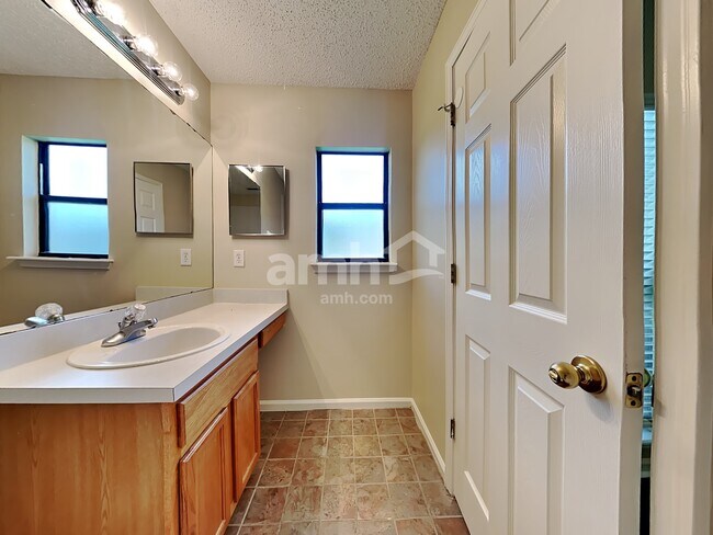Building Photo - 945 Cherry Point Way
