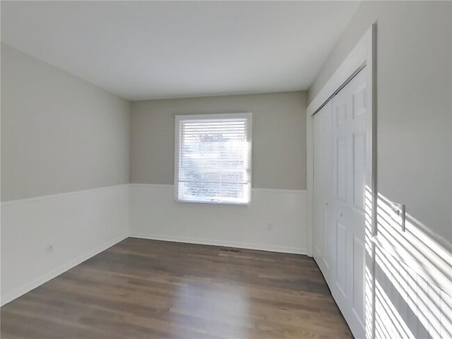 Building Photo - 1475 Valley Dr