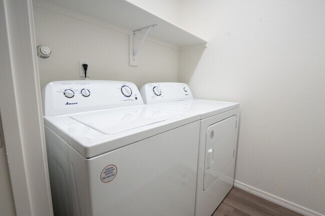 Building Photo - NEW TOWNHOME!!!!!!!