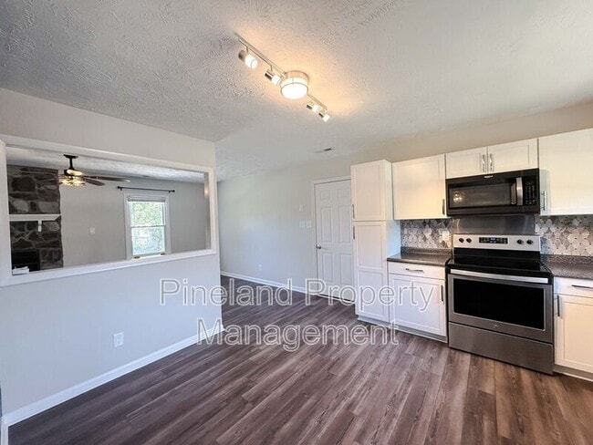 Building Photo - 1690 Clairborne Dr