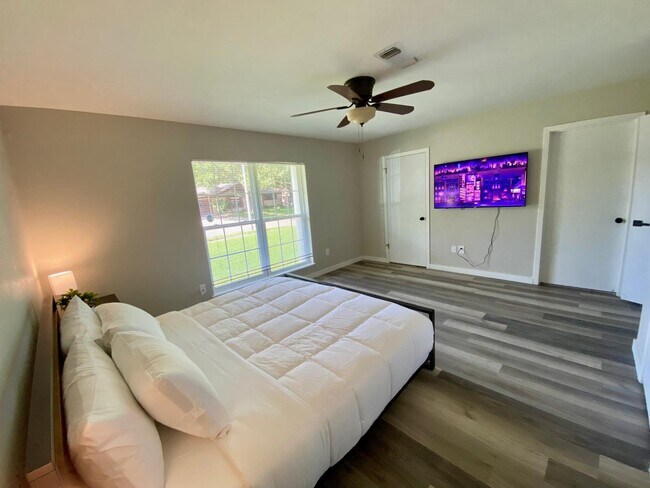 Building Photo - 6023 Claridge Dr