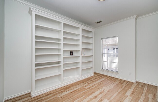 Building Photo - 1931 Woodbury St