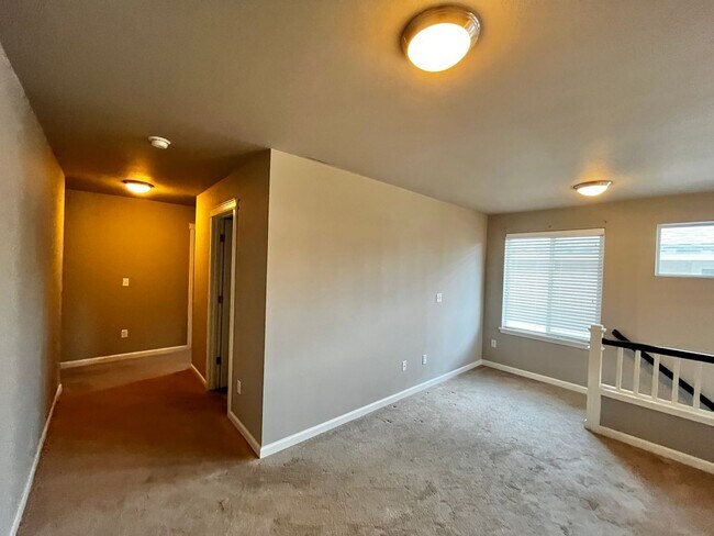 Building Photo - Large 4bed/3bath Home