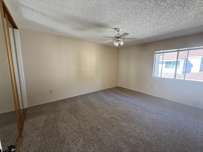 Building Photo - 3 bed, 2 1/2 bath townhome in quiet complex