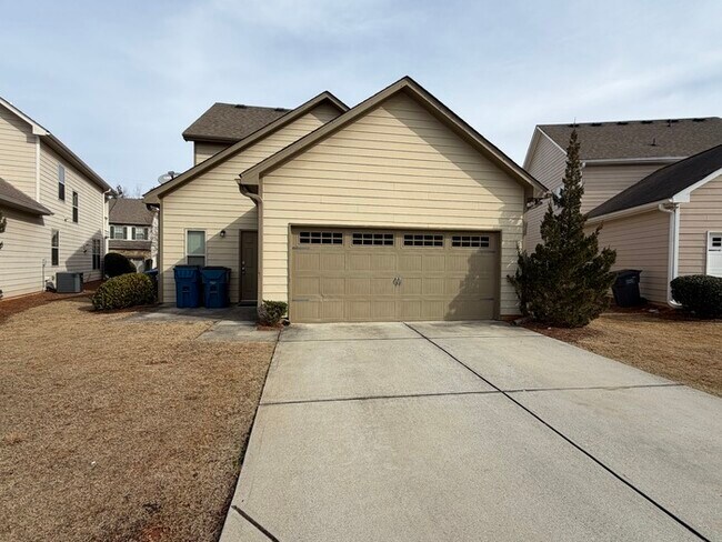 Building Photo - Master Bedroom on Main Floor