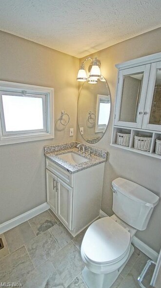 Building Photo - 196 Vincent St