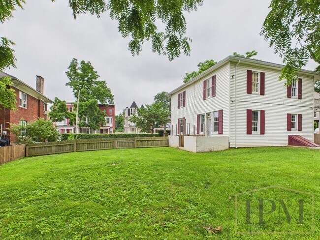 Building Photo - Available Now Beautiful 4 Bedroom Home with Garage, Central Air & Large Yard in York City.