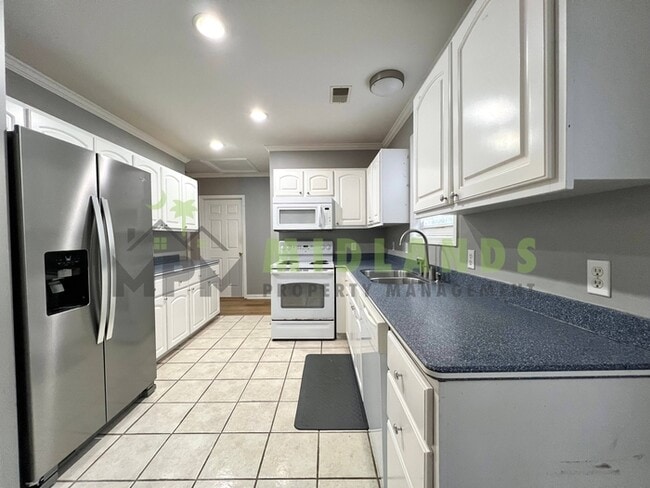 Building Photo - 3425 Manor Ave